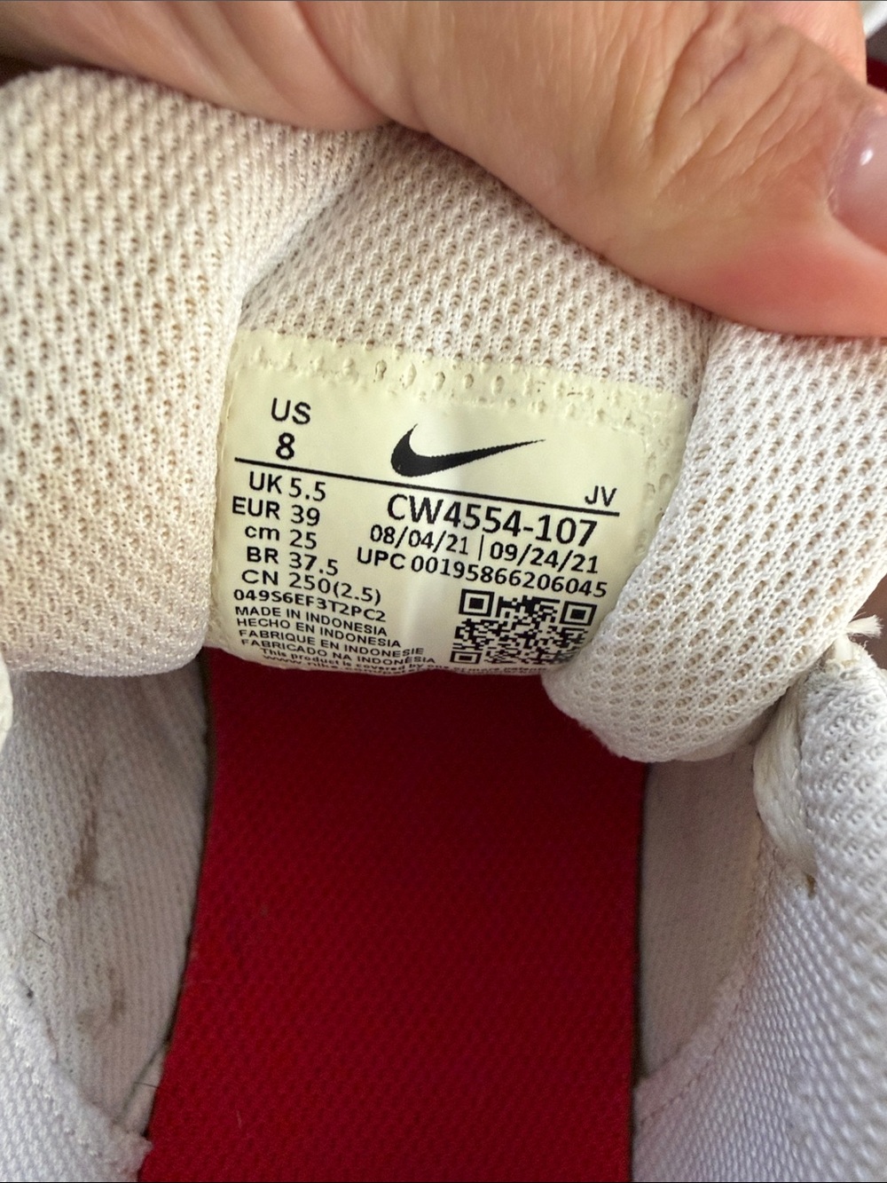 Nike Air Max SC White Sneakers with Gold Trim - Picture 6 of 10